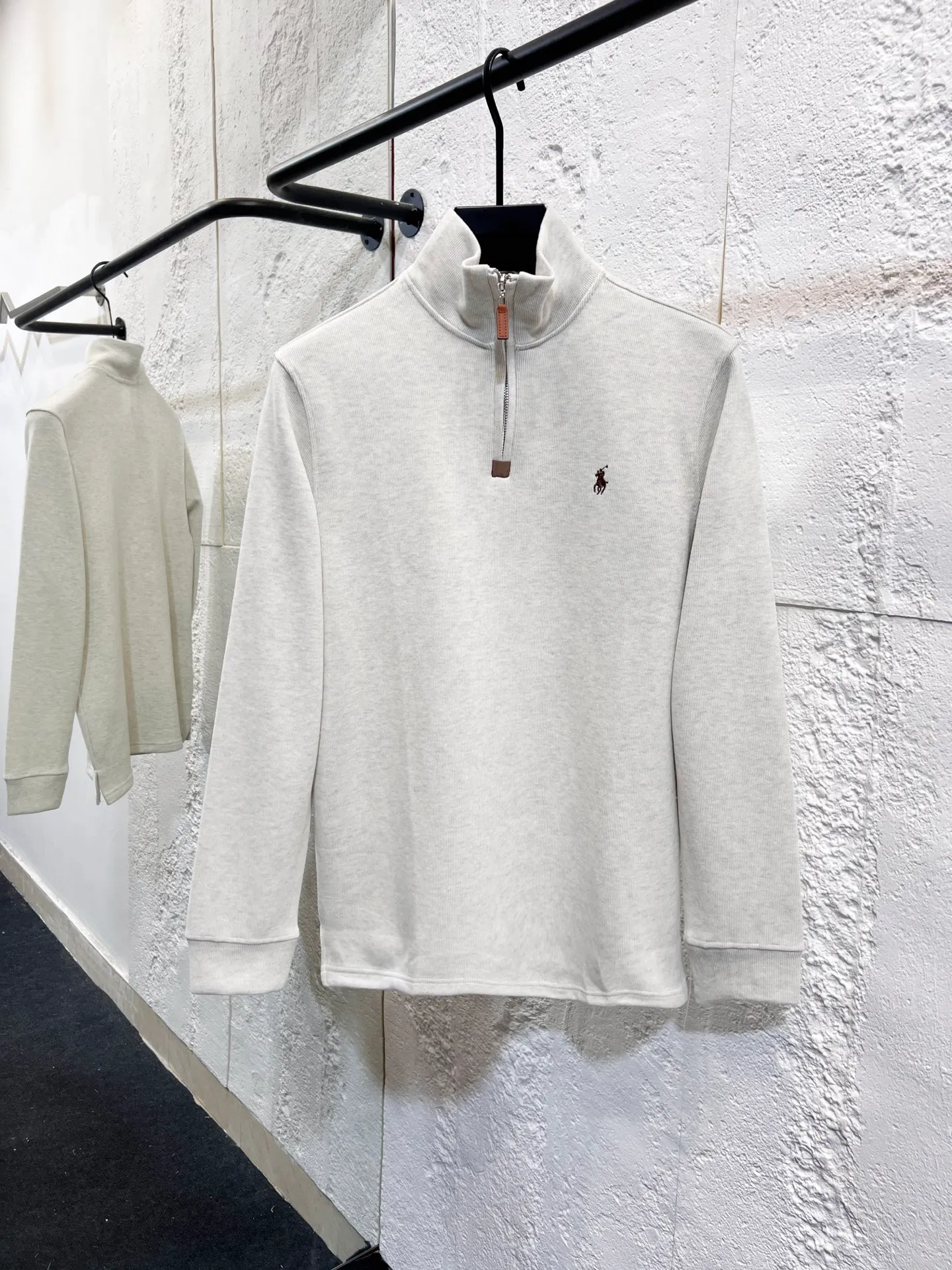 P196 Style number: T71 2235# Actual pictures! ! Ralph Lauren Minnie fabric long-sleeved half-zip sweatshirt. Color: black, oatmeal gray, camel, dark gray, light gray, navy blue, milk white. A total of 7 colors. Size: M-100-120 catties L-120-140 catties XL-140-160 catties 2XL-160-180 catties